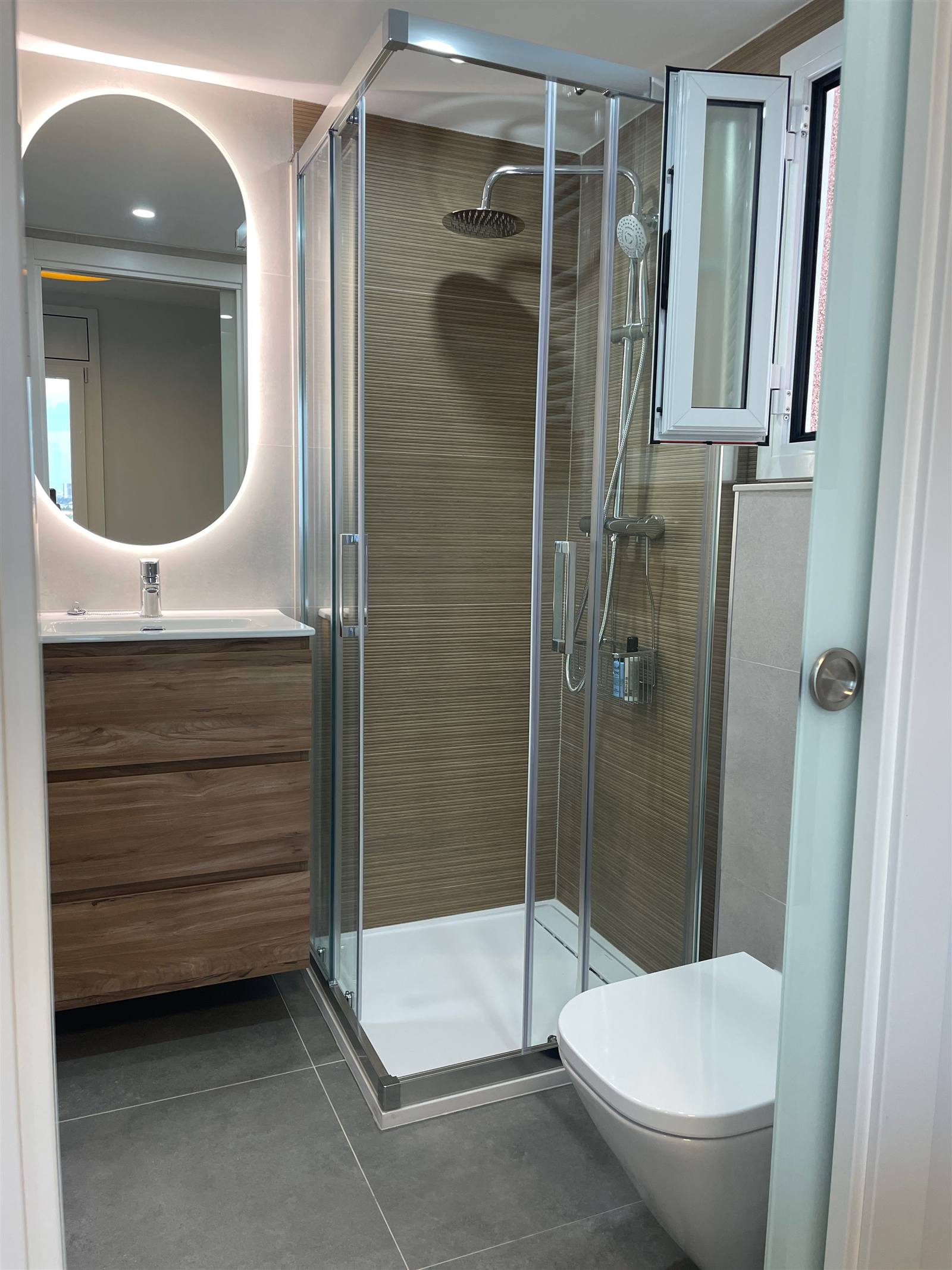 Reforma integral de baño en Premià de Mar — mampara de cristal y mueble de diseño